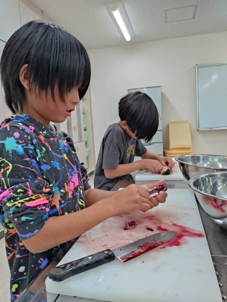 包丁で魚をさばく子どもたち